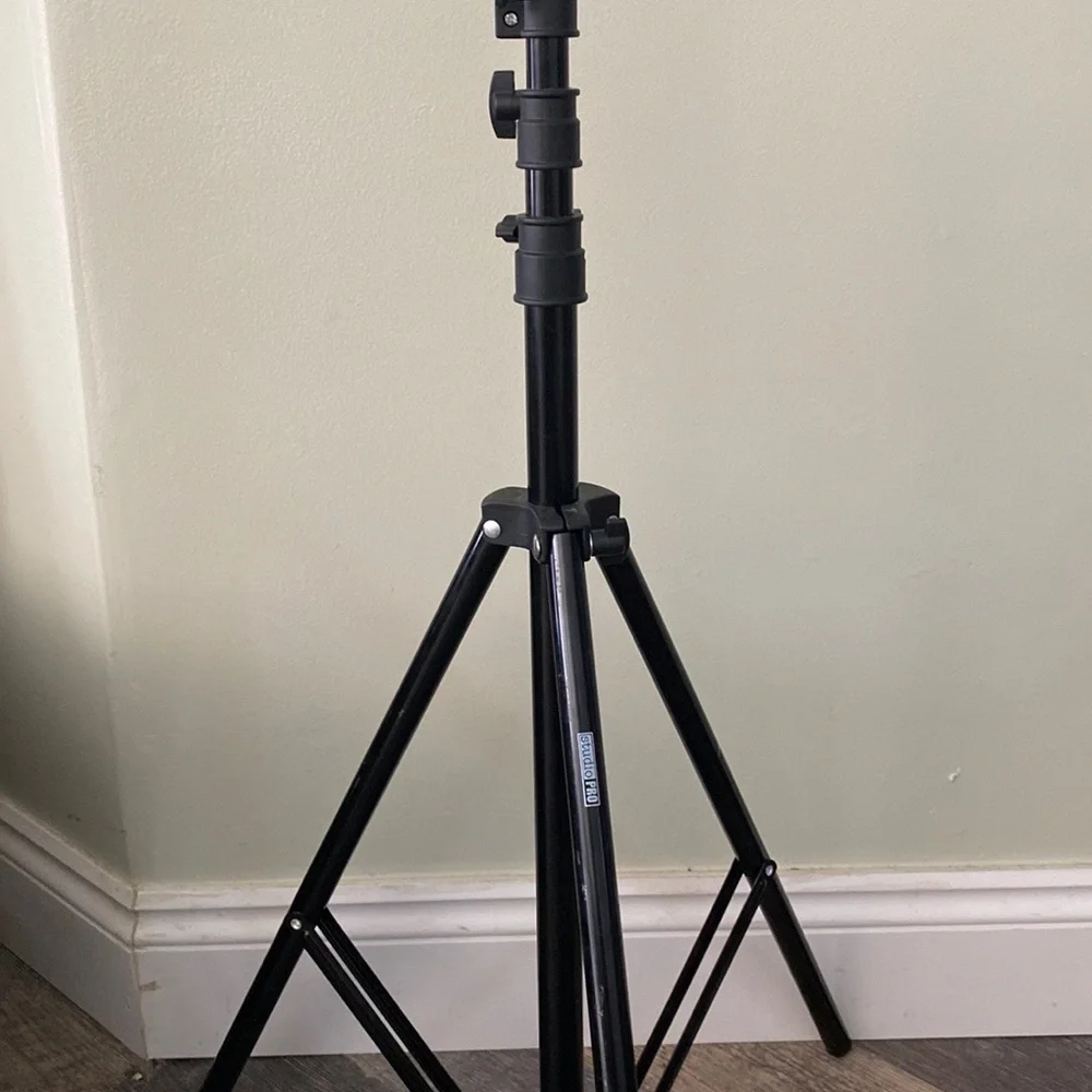 Studio pro tripod like new